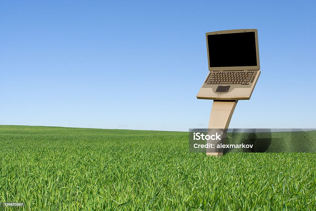 Рекламный щит на зеленом поле - Стоковые фото Афиша роялти-фри