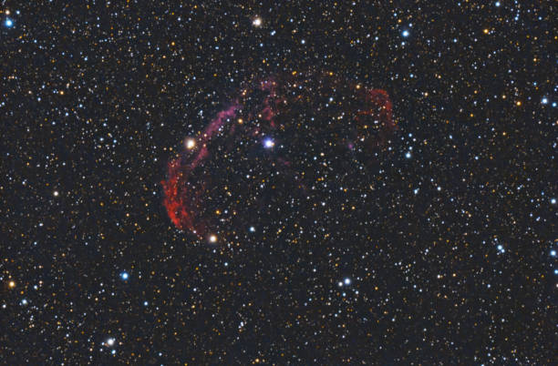 nébuleuse du croissant, nébuleuse en émission dans la constellation du cygne - nebula supernova perseus astronomy photos et images de collection