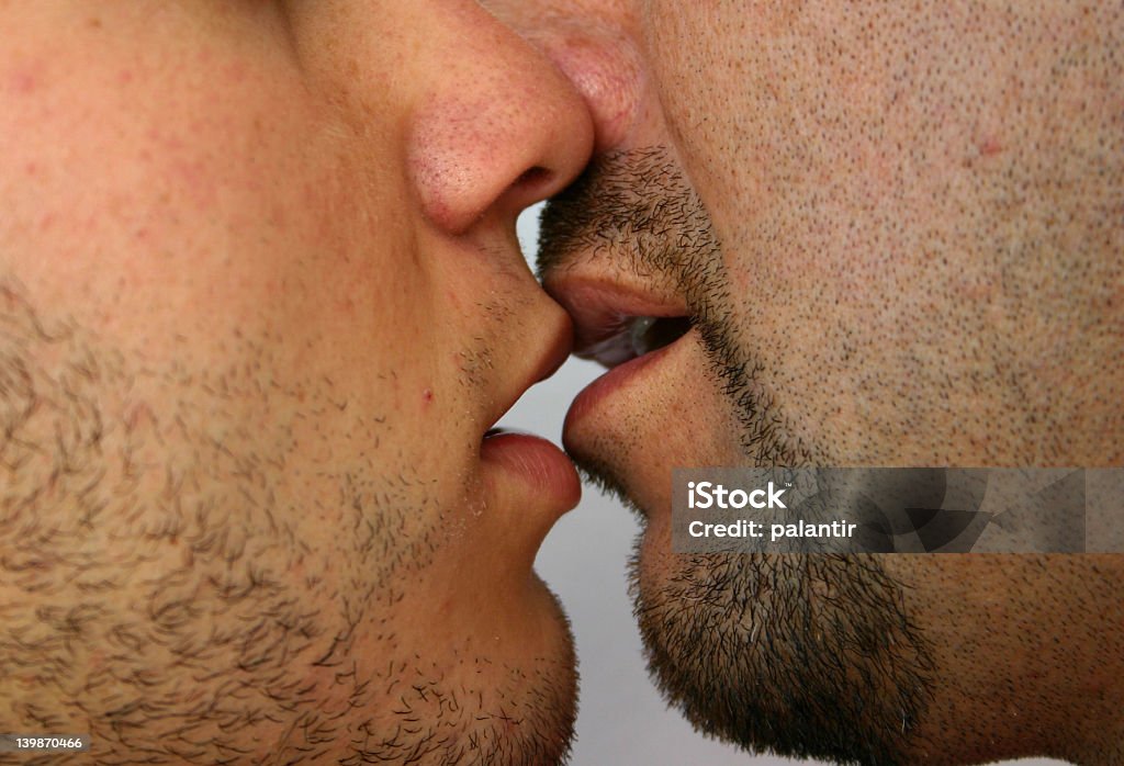 Due uomo Baciare - Foto stock royalty-free di Amore