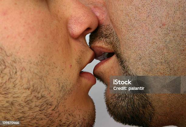 Dois Homens Beijar - Fotografias de stock e mais imagens de Amor - Amor, Beijar, Boca Humana