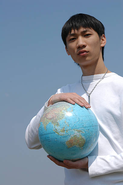 jovem homem asiático com um globo - school sport high up tall - fotografias e filmes do acervo