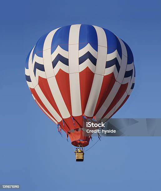 Photo libre de droit de Montgolfière Dans Le Ciel Bleu Clair banque d'images et plus d'images libres de droit de Bleu - Bleu, Ciel, Direction