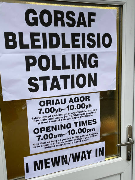 istock Welsh polling station - Gorsaf Bleidleisio - sign 1398712042