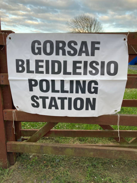 istock Welsh polling station - Gorsaf Bleidleisio - sign 1398712048