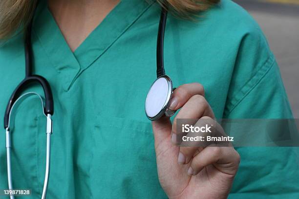 Nurse Holding Estetoscopio Foto de stock y más banco de imágenes de Adulto - Adulto, Agarrar, Asistencia sanitaria y medicina
