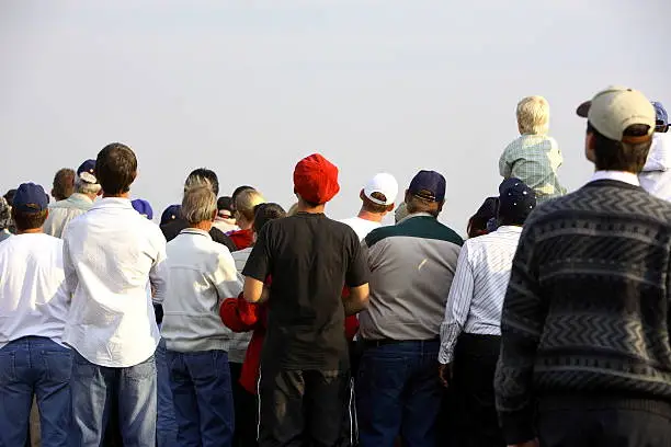 Crowd looking up towards the sky. (Canon EOS 5D, 70-200mm f/2.8L IS USM)