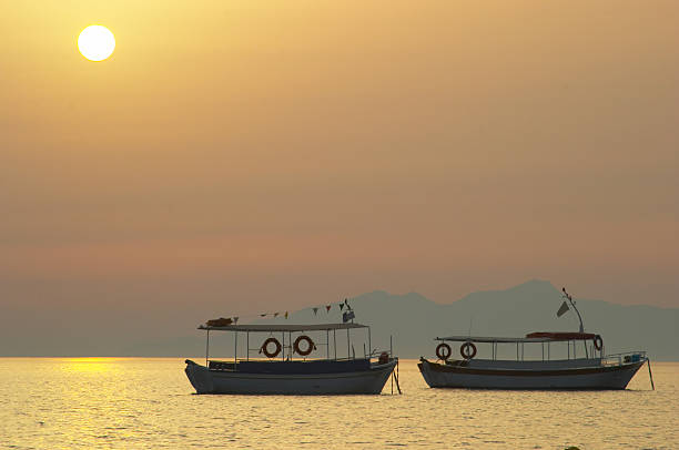 Boot-silhouette im Sonnenaufgang – Foto