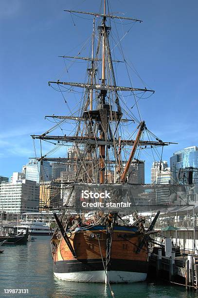 Replika Kucharzy Żaglowiec Endeavor - zdjęcia stockowe i więcej obrazów Captain Cook - Captain Cook, Darling Harbor, Drzewce