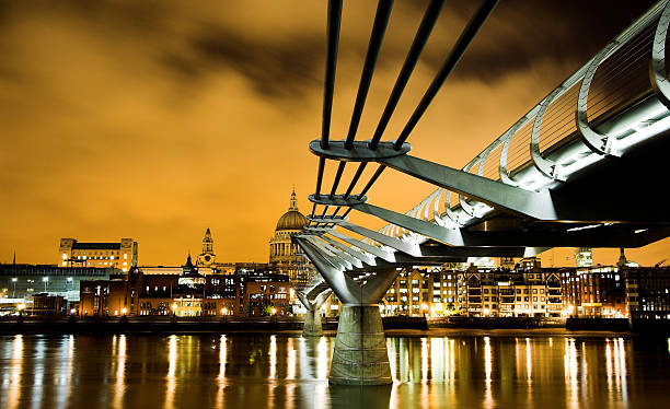 istock Millennium bridge South to north 139873506