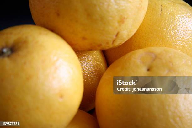 Grapefruits - Fotografias de stock e mais imagens de 6-7 Anos - 6-7 Anos, Amarelo, Amontoar