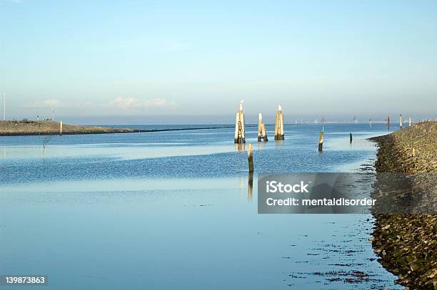 Photo libre de droit de Le Long De La Côte banque d'images et plus d'images libres de droit de Bleu - Bleu, Brise-lames, Eau