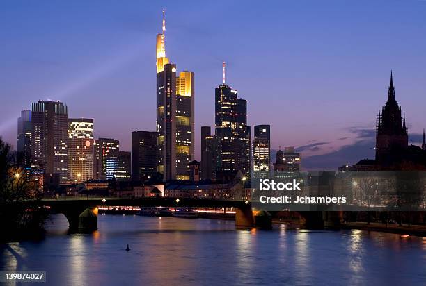 Vista De Los Edificios De Frankfurt Foto de stock y más banco de imágenes de Aire libre - Aire libre, Alemania, Alto - Descripción física