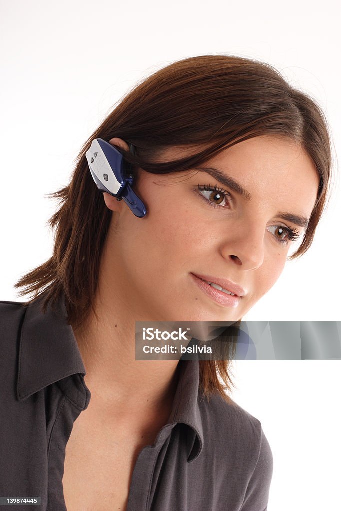 Jovem mulher usando fone de ouvido bluetooth - Foto de stock de 20 Anos royalty-free