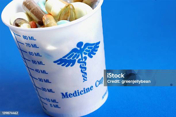 Medicina Taza Sobre Azul Foto de stock y más banco de imágenes de Alimento - Alimento, Asistencia sanitaria y medicina, Colores