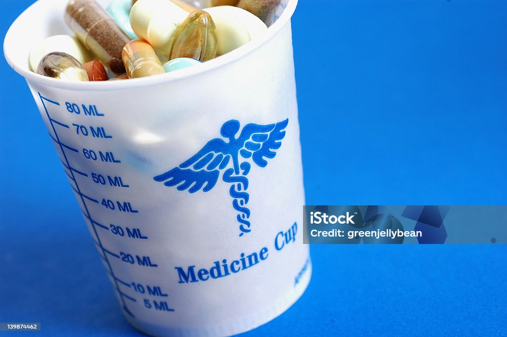 Medicina cup on blu - Foto stock royalty-free di Affari