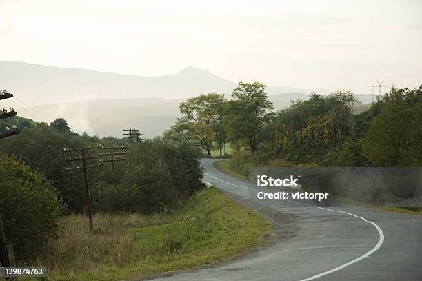 Strada Di Campagna - Fotografie stock e altre immagini di Agricoltura - Agricoltura, Albero, Ambientazione esterna