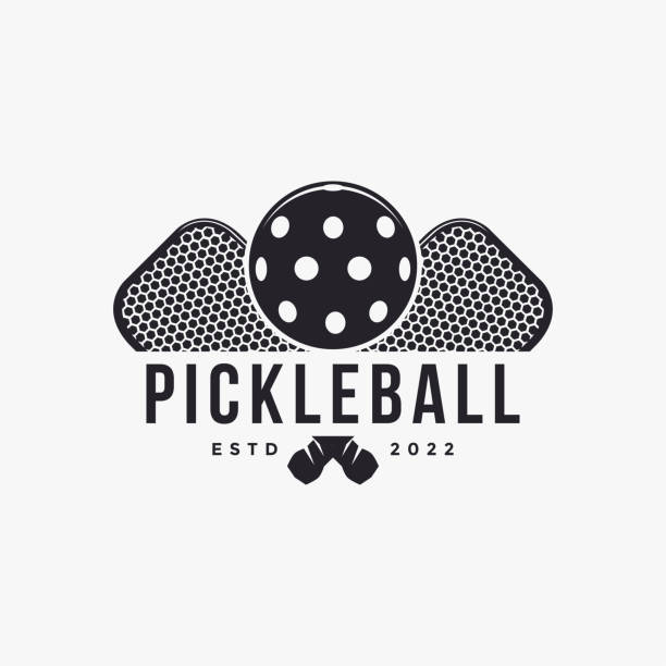 ilustraciones, imágenes clip art, dibujos animados e iconos de stock de vector de icono del logotipo de pickleball vintage sobre fondo blanco - racketball racket ball court