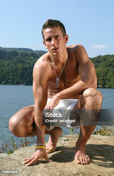 Foto de Muscular Jovem Na Praia e mais fotos de stock de Academia de ginástica - Academia de ginástica, Adolescente, Adulto