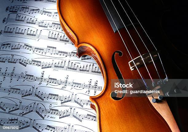 Violino E Note - Fotografie stock e altre immagini di Attrezzatura per illuminazione - Attrezzatura per illuminazione, Composizione orizzontale, Fotografia - Immagine