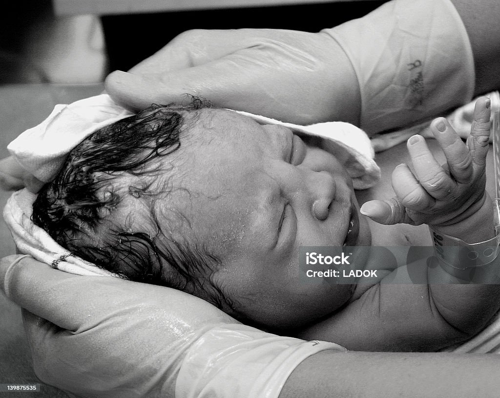 Um bebê recém-nascido, ainda molhado - Foto de stock de Parteira royalty-free
