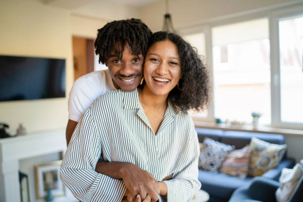 un abrazo para un dúo - afrocaribeño fotografías e imágenes de stock