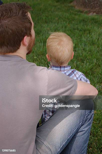 Vater Und Sohn Die Gemeinsam Stockfoto und mehr Bilder von Alleinerzieher - Alleinerzieher, Blondes Haar, Bruder