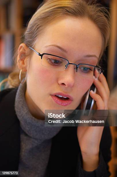 Młodych Bizneswoman Rozmawia Przez Telefon Komórkowy - zdjęcia stockowe i więcej obrazów 20-24 lata