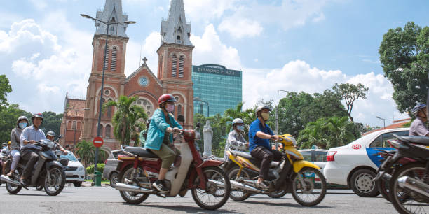 personnes à moto et basilique cathédrale notre-dame de saigon au vietnam - vietnam travel destinations ho chi minh city ho chi minh photos et images de collection