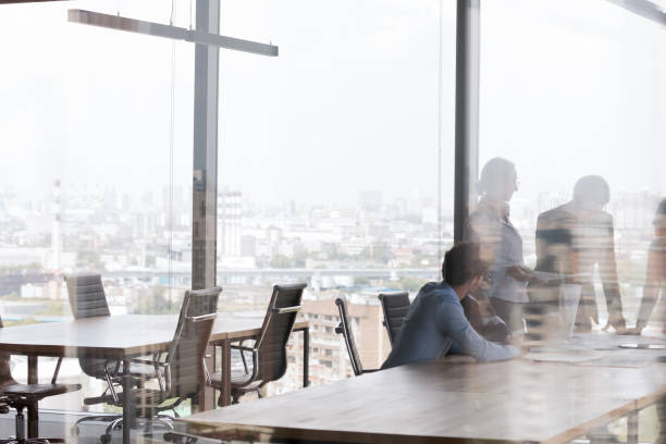 reunión del equipo de negocios en el centro de negocios contemporáneo - city wide fotografías e imágenes de stock