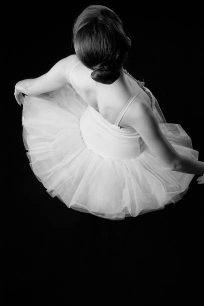 ballerina dal retro bw - jazz ballet foto e immagini stock
