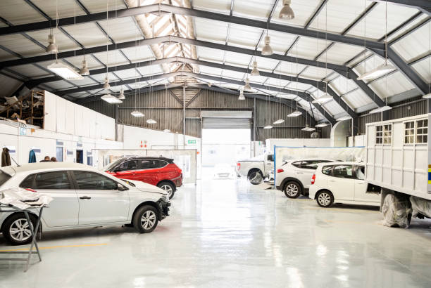 interior del centro de servicio automotriz - car auto repair shop repairing accident fotografías e imágenes de stock