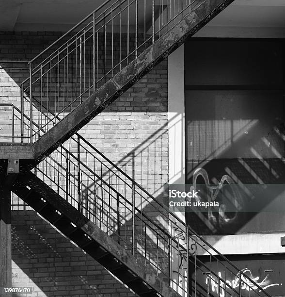 Лестницы И Теней — стоковые фотографии и другие картинки Архитектура - Архитектура, Большой город, В тени