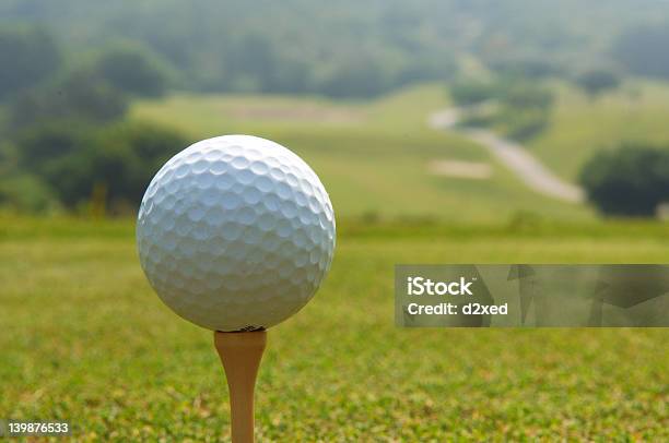 Pelota De Golf Teed Foto de stock y más banco de imágenes de Botón de inicio - Botón de inicio, Botón pulsador, Calzado