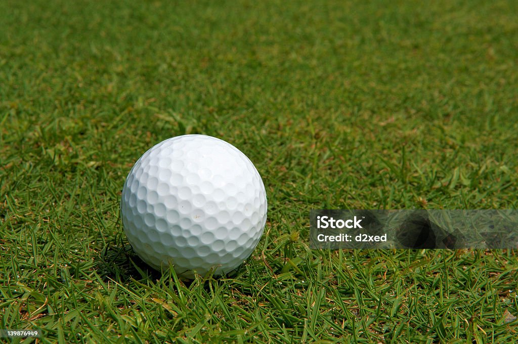 Golfball auf grünem Gras - Lizenzfrei Abschlagen Stock-Foto