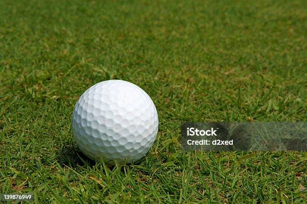 Golfball Auf Grünem Gras Stockfoto und mehr Bilder von Abschlagen - Abschlagen, Bedienungsknopf, Drive - Sportbegriff