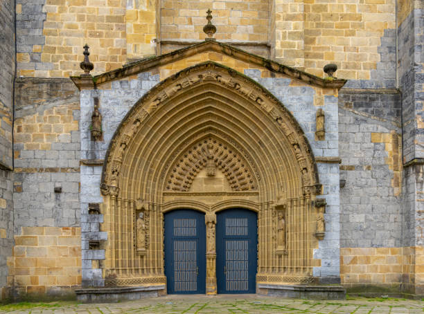 vista del dettaglio architettonico della porta della chiesa di santa maria nel centro storico della città di guernica - santa maria church foto e immagini stock