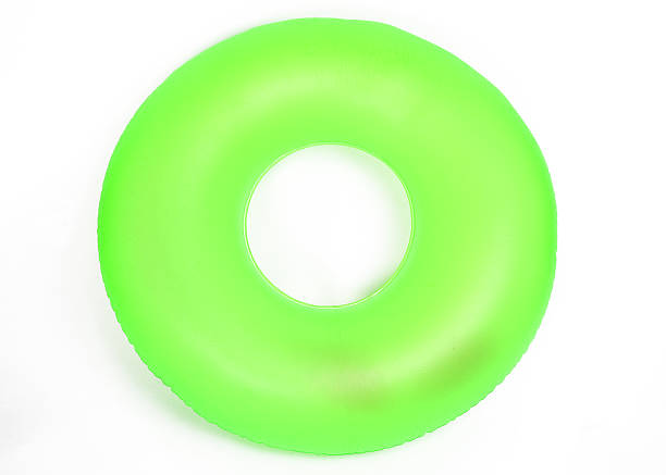 aufblasbarer runde pool u-bahn - inflatable inner tube toy life belt stock-fotos und bilder
