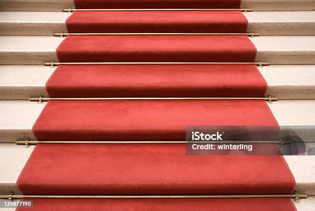 Rosso Carpet - Fotografie stock e altre immagini di Scalinata - Scalinata, Ambientazione interna, Ammirazione