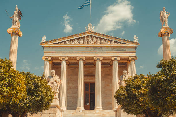 paisagem urbana de verão da academia de atenas - greek culture greek god statue classical greek - fotografias e filmes do acervo