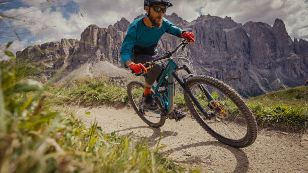 ciclismo de montaña mtb al aire libre en los dolomitas: disciplina de enduro en una sola pista de trail - sella pass fotografías e imágenes de stock
