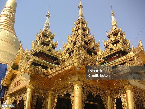 Shwedagon Pagoda Foto de stock y más banco de imágenes de Buda - Buda, Budismo, Dios