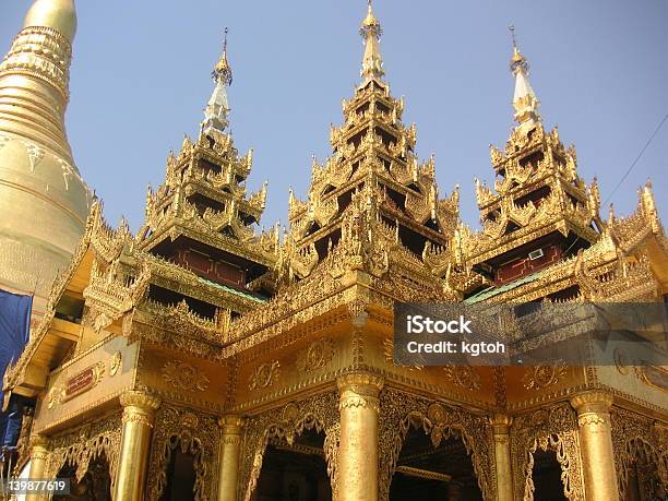 Shwedagon Pagoda - Fotografie stock e altre immagini di Buddha - Buddha, Buddismo, Composizione orizzontale