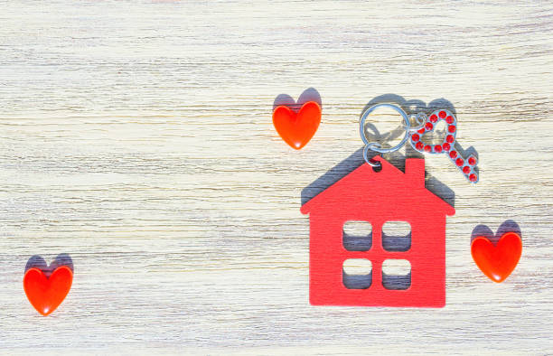 istock Flat house shaped keychain with key and hearts 1398777199