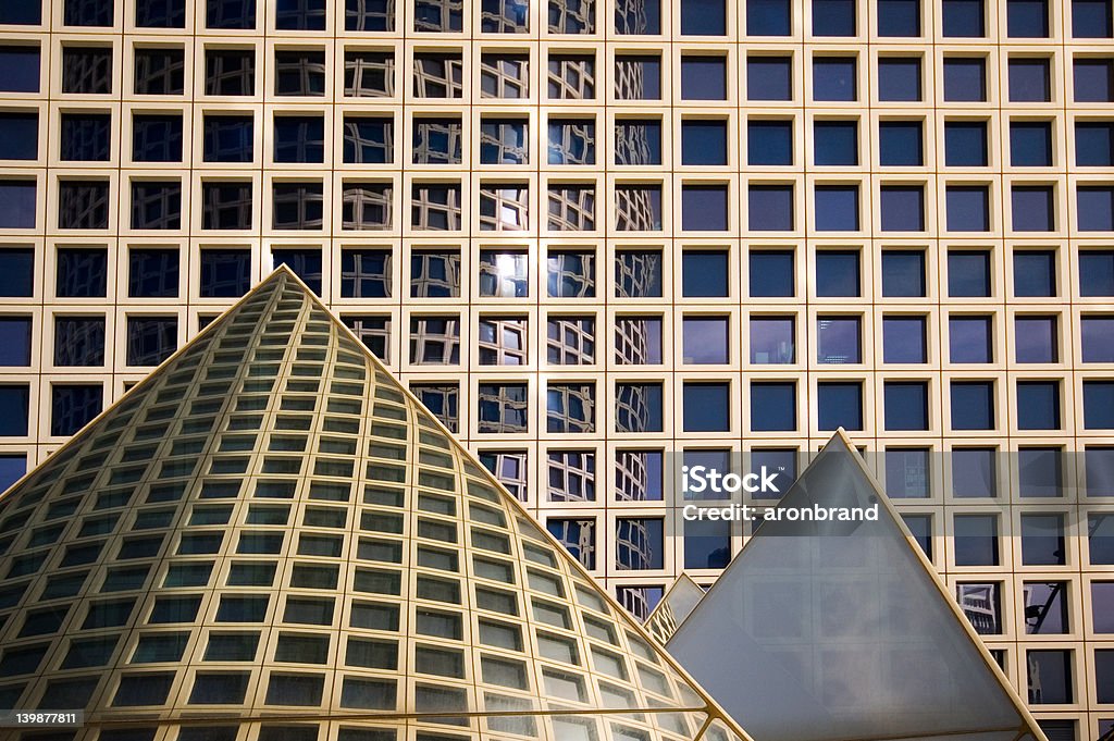 Edifícios de escritórios e das Pirâmides - Foto de stock de Afiado royalty-free