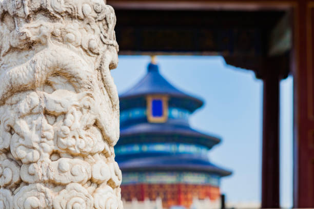 взгляд через дверь в храм неба, китай - beijing temple of heaven temple door стоковые фото и изображения