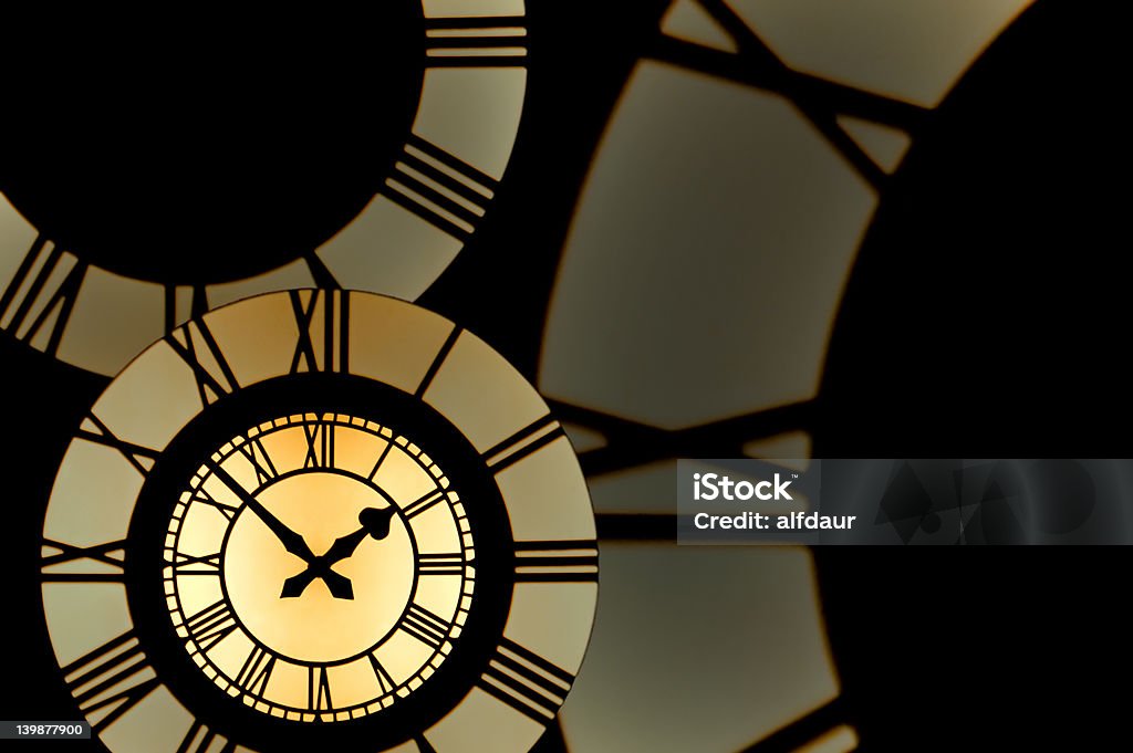 Oro clockface rodeado por partes de número romano clockfaces - Foto de stock de Abstracto libre de derechos
