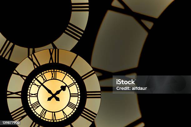 Foto de Gold Clockface Cercado Por Partes De Numeral Romano Clockfaces e mais fotos de stock de Abstrato