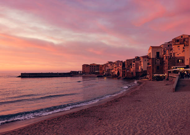 panorama do porto de cefalu ao pôr do sol - sicily italy mediterranean sea beach - fotografias e filmes do acervo