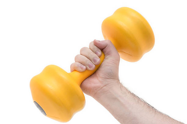 mano agarrando pesas - gym yellow muscular build dumbbell fotografías e imágenes de stock