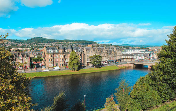 vistas de la ciudad de inverness en días soleados - inverness area fotografías e imágenes de stock